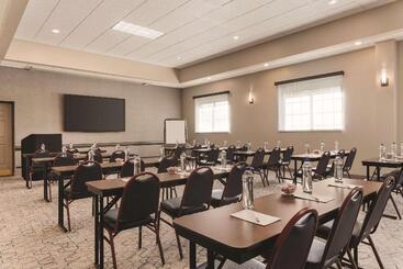 هتل Country Inn & Suites By Radisson, Grand Rapids East, Mi
