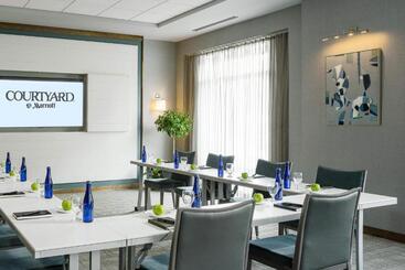 هتل Courtyard Burlington Harbor
