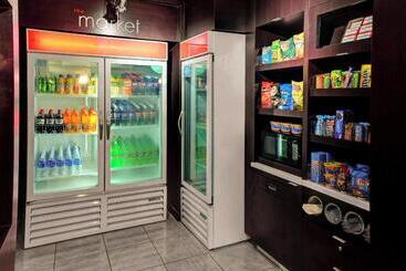 هتل Courtyard By Marriott Anniston Oxford