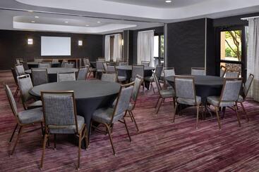 هتل Courtyard By Marriott Anniston Oxford