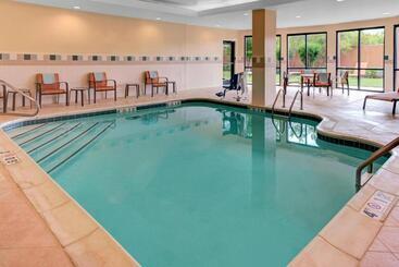 هتل Courtyard By Marriott Anniston Oxford