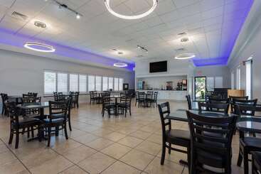 هتل Days Inn & Suites By Wyndham Lakeland