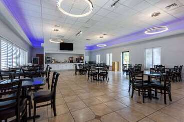 هتل Days Inn & Suites By Wyndham Lakeland