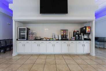 هتل Days Inn & Suites By Wyndham Lakeland