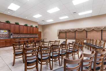 هتل Days Inn & Suites By Wyndham Lakeland
