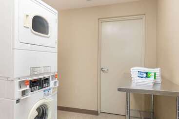 هتل Days Inn & Suites By Wyndham Lakeland