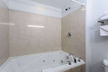هتل Days Inn & Suites By Wyndham Lakeland