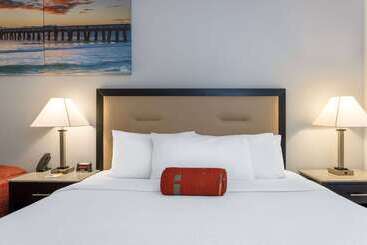 هتل Days Inn & Suites By Wyndham Lakeland