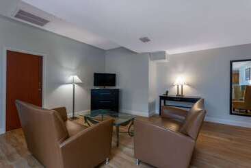 هتل Days Inn & Suites By Wyndham Lakeland