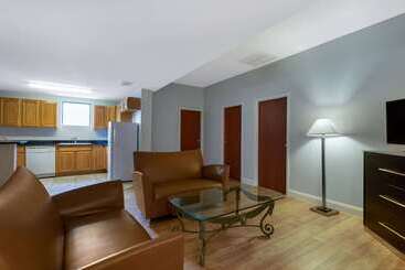 هتل Days Inn & Suites By Wyndham Lakeland