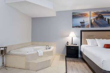 هتل Days Inn & Suites By Wyndham Lakeland