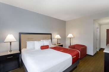هتل Days Inn & Suites By Wyndham Lakeland