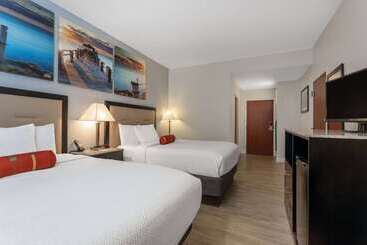 هتل Days Inn & Suites By Wyndham Lakeland