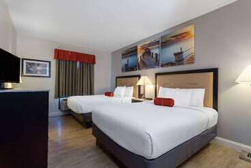 هتل Days Inn & Suites By Wyndham Lakeland