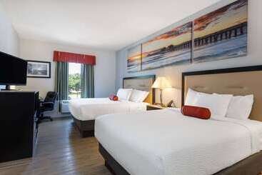 هتل Days Inn & Suites By Wyndham Lakeland