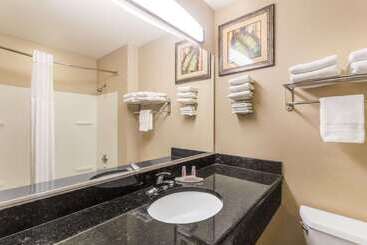 هتل Days Inn & Suites By Wyndham Lakeland