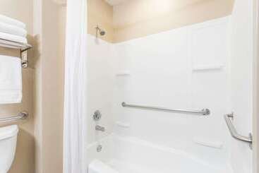 هتل Days Inn & Suites By Wyndham Lakeland