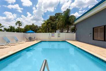 هتل Days Inn & Suites By Wyndham Lakeland