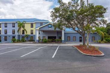 هتل Days Inn & Suites By Wyndham Lakeland