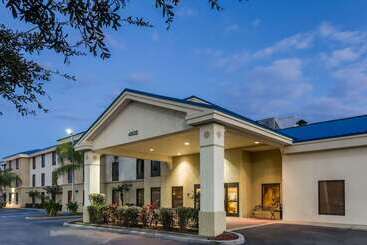هتل Days Inn & Suites By Wyndham Lakeland