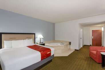 هتل Days Inn & Suites By Wyndham Lakeland