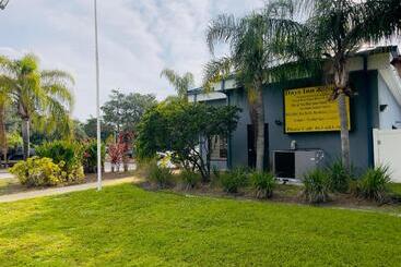 هتل Days Inn & Suites By Wyndham Lakeland