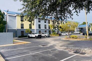هتل Days Inn & Suites By Wyndham Lakeland