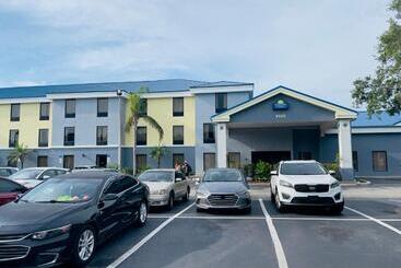 هتل Days Inn & Suites By Wyndham Lakeland