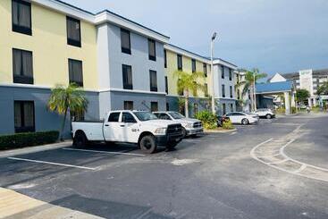 هتل Days Inn & Suites By Wyndham Lakeland