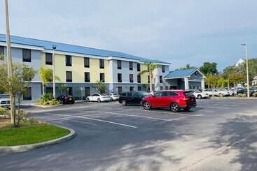 هتل Days Inn & Suites By Wyndham Lakeland