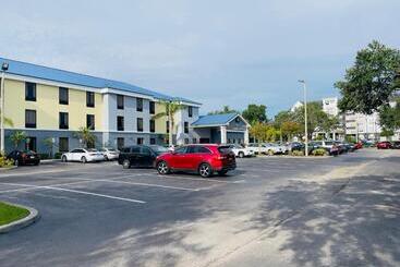 هتل Days Inn & Suites By Wyndham Lakeland