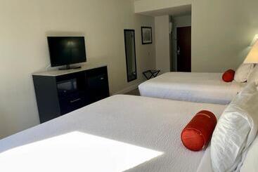 هتل Days Inn & Suites By Wyndham Lakeland