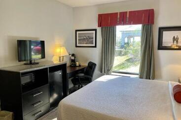 هتل Days Inn & Suites By Wyndham Lakeland