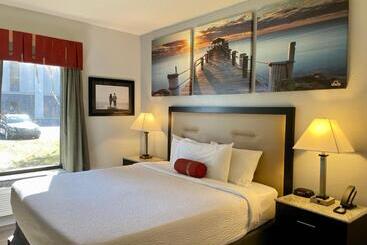 هتل Days Inn & Suites By Wyndham Lakeland