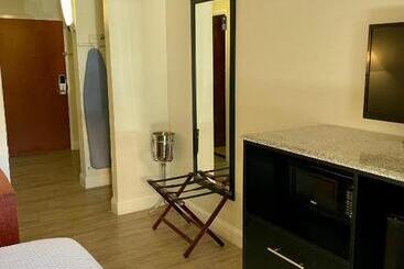 هتل Days Inn & Suites By Wyndham Lakeland
