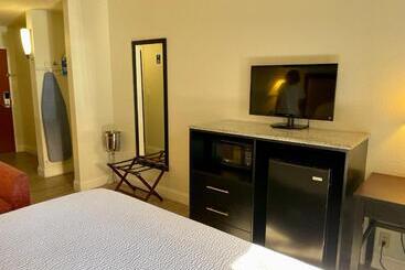 هتل Days Inn & Suites By Wyndham Lakeland