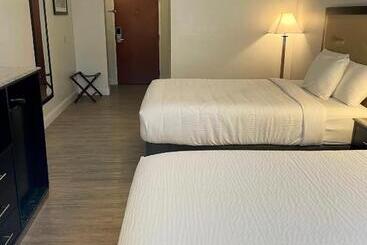 هتل Days Inn & Suites By Wyndham Lakeland