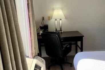 هتل Days Inn & Suites By Wyndham Lakeland