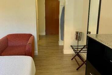 هتل Days Inn & Suites By Wyndham Lakeland