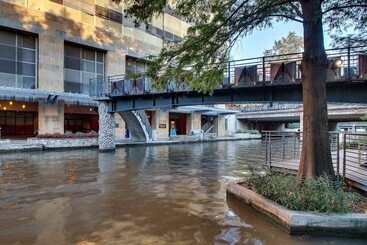 Drury Plaza Hotel San Antonio Riverwalk