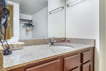 هتل Rose City Inn & Suites