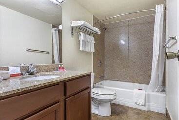 هتل Rose City Inn & Suites