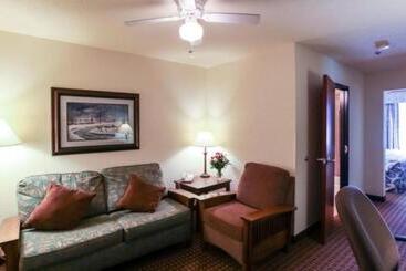 هتل Mountain Inn & Suites Airport   Hendersonville