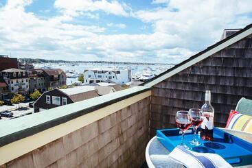 هتل Newport Bay Club And