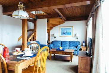 هتل Newport Bay Club And
