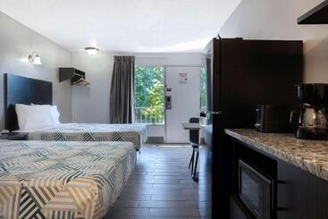 فندق على الطريق Crestview Inn