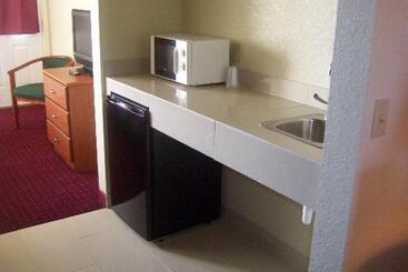 استراحتگاه Mackinaw Beach And Bay Inn & Suites