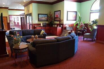 استراحتگاه Mackinaw Beach And Bay Inn & Suites