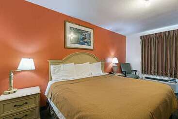 فندق Rodeway Inn & Suites