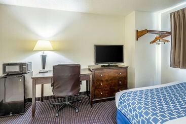 هتل Econo Lodge Inn & Suites